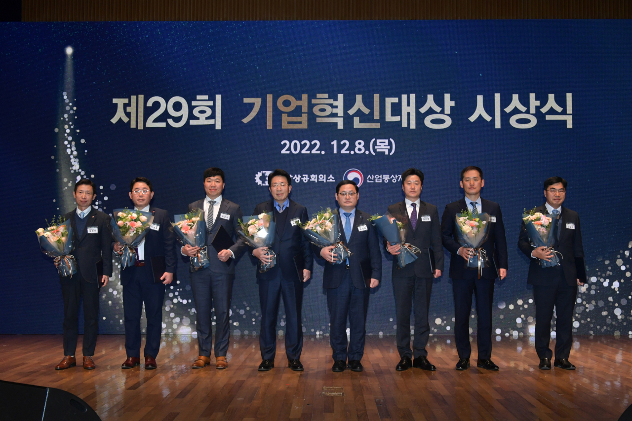 이달 8일 중구 대한상공회의소에서 진행된 '제 29회 기업혁신대상' 행사에서 우리카드 이재일(왼쪽 다섯번째) 상무와 관계자들이 수상 기념 사진촬영을 하고 있다.[우리카드 제공]