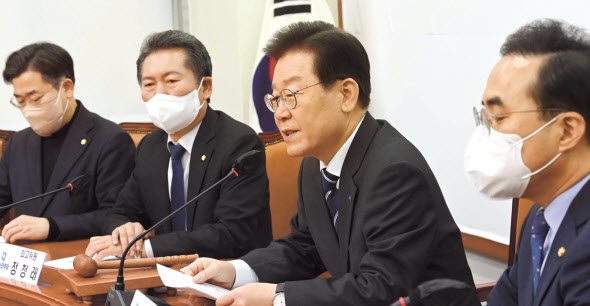 이재명 더불어민주당 대표가 12일 오전 국회에서 열린 최고위원회의에서 발언을 하고 있다. 이상섭 기자