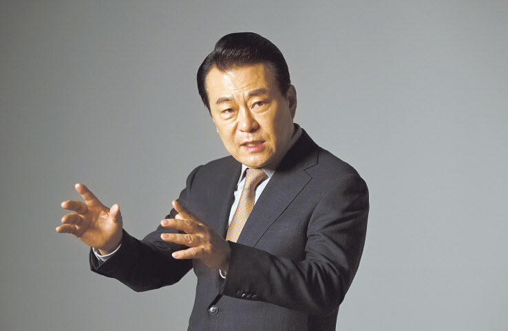 ▶고상구 회장 이력 ▷1958년 대구 출생 ▷1977년 대구 성광고 졸업 ▷2014년 아·태 한국식품수입상 연합회장 ▷2015년 고려대 경영대학원 수료 ▷2016년 베트남한인회 총연합회장 ▷2018년 국민훈장 동백장 수훈 ▷2019년 제18차 세계한상대회 대회장 ▷2006년~현재 K&K 글로벌 트레이딩 회장