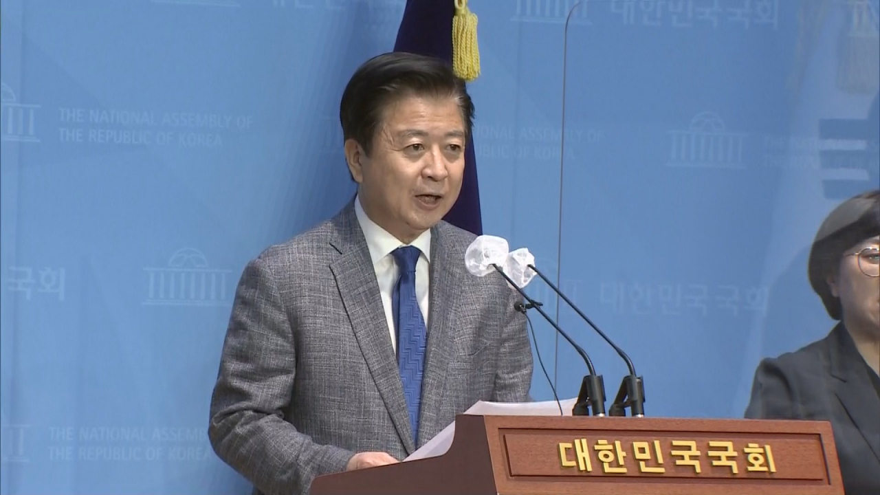 더불어민주당 노웅래 의원이 17일 오전 서울 여의도 국회 소통관에서 기자회견을 열고 자신의 국회 사무실 등에 대한 검찰의 압수수색에 대해 "제 결백을 증명하는 데 제 모든 정치생명을 걸겠다"고 입장을 밝히고 있다. [연합]