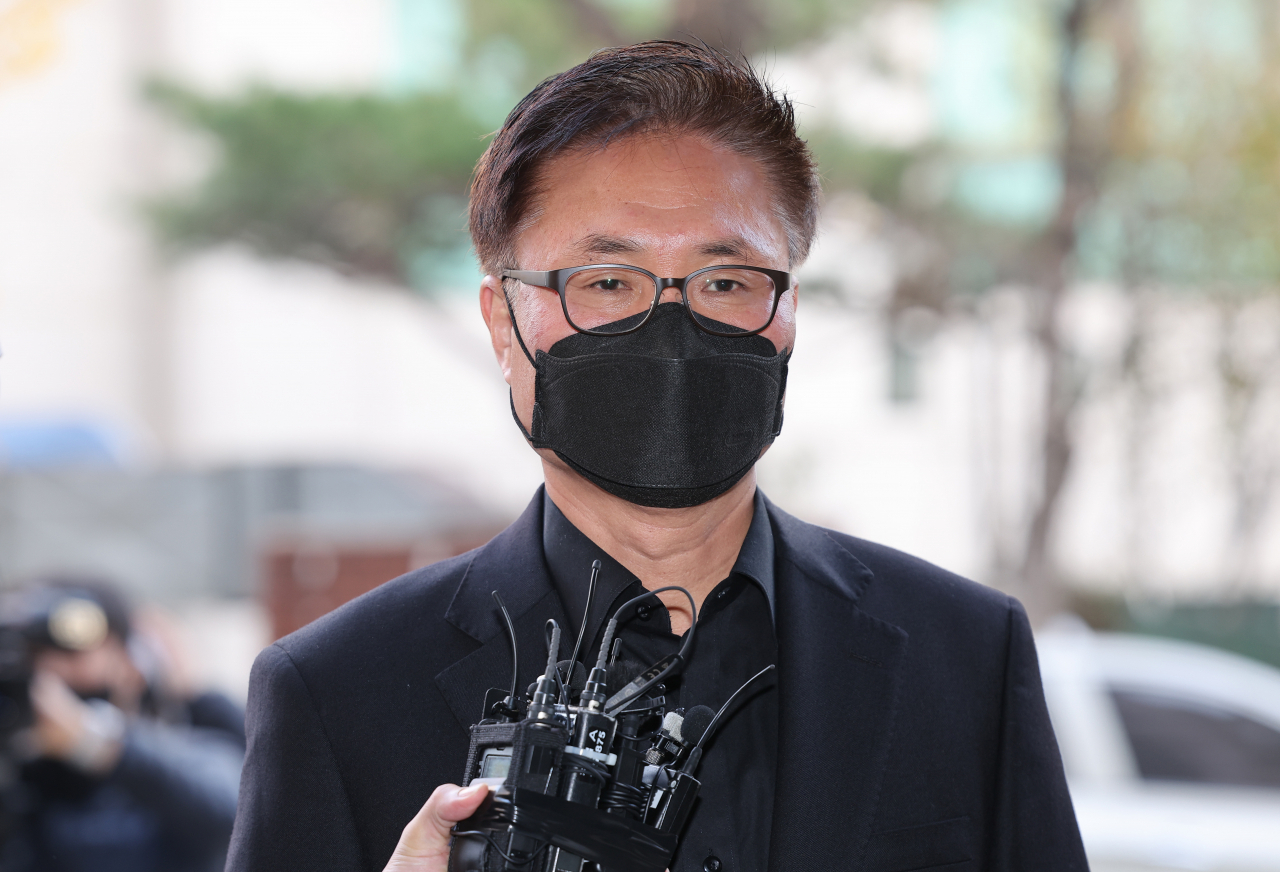 지난달 24일 핼러윈 위험분석 정보보고서 삭제 의혹에 연루된 박성민 전 서울경찰청 공공안녕정보외사부장(경무관)이 피의자 신분으로 조사받기 위해 24일 오전 서울 마포구 이태원 사고 특별수사본부(특수본)로 들어서며 취재진의 질문을 받고 있다. [연합]