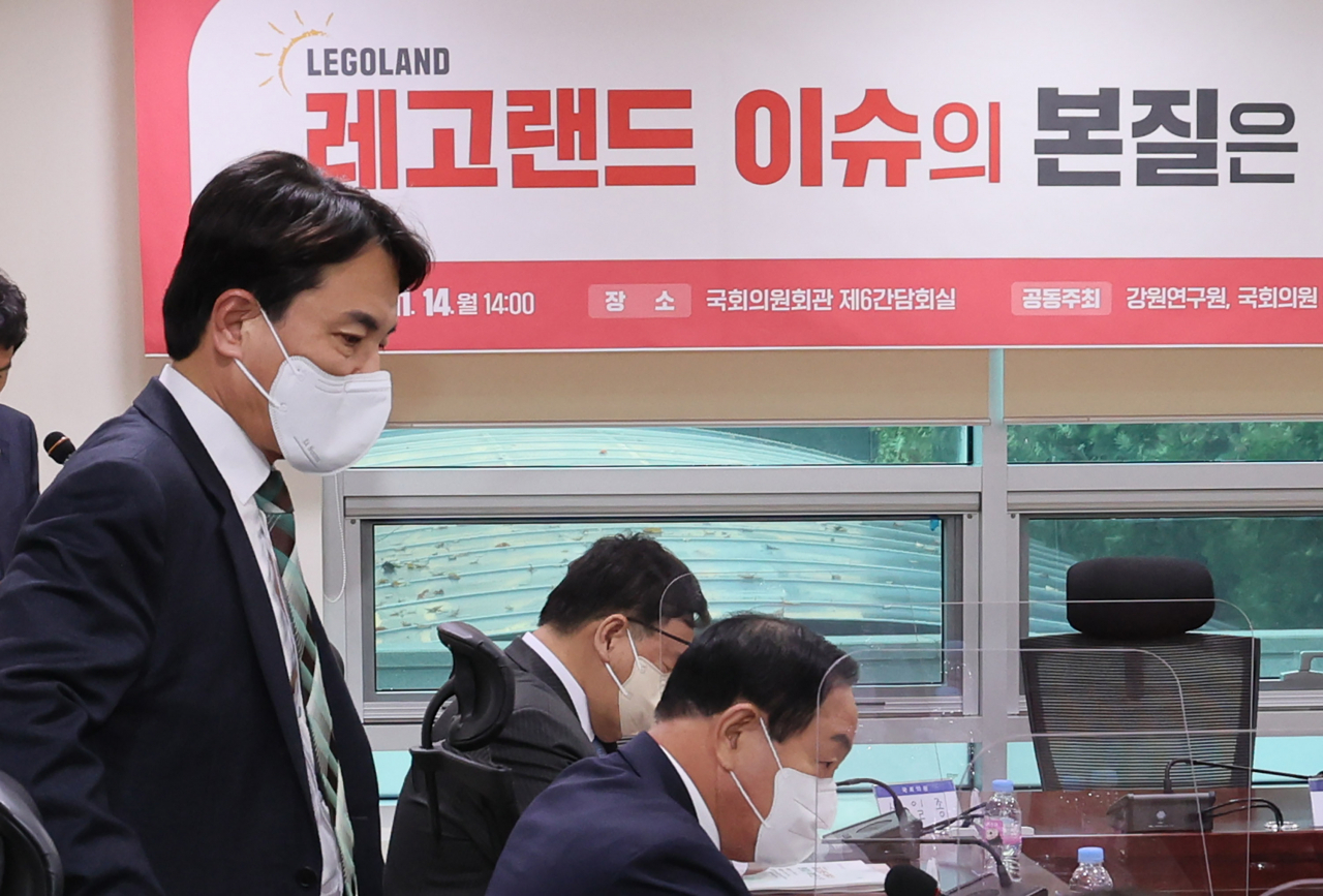 김진태 강원지사가 14일 오후 국회 의원회관에서 열린 '레고랜드 이슈의 본질은 무엇인가?' 포럼에 참석하고 있다. [연합]