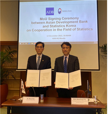 한훈 통계청장(왼쪽)과 엄우종 ADB 사무총장이 필리핀 ADB 본부에서 '통계청-아시아개발은행 통계협력 업무협약(MoU)’를 체결한 후 기념촬영을 하고 있다.[통계청 제공]