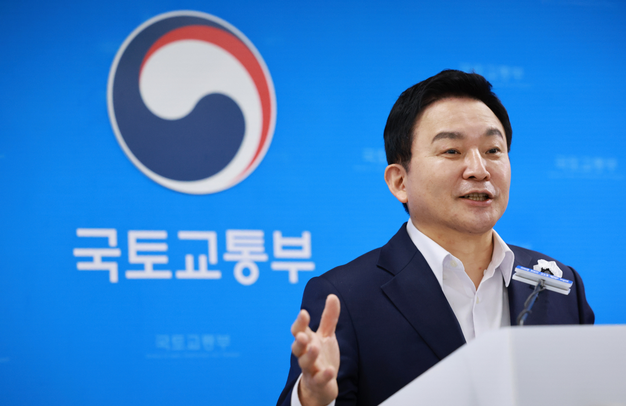 원희룡 국토교통부 장관이 12일 정부세종청사 국토교통부 브리핑실에서 화물연대 파업, 부동산 등 현안 관련 기자간담회에 참석해 취재진의 질문에 답하고 있다. 연합뉴스