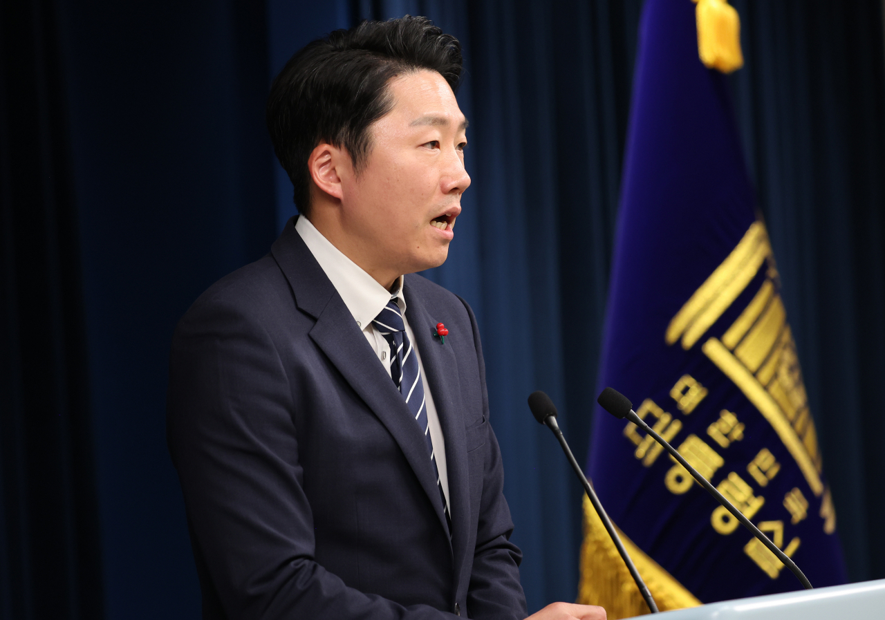 이재명 대통령실 부대변인이 12일 오후 서울 용산 대통령실 청사에서 윤석열 대통령의 국무총리 주례회동 발언, 이상민 행정안전부 장관에 대한 국회의 해임건의에 대한 대통령실 입장 등에 대해 브리핑하고 있다. [연합]