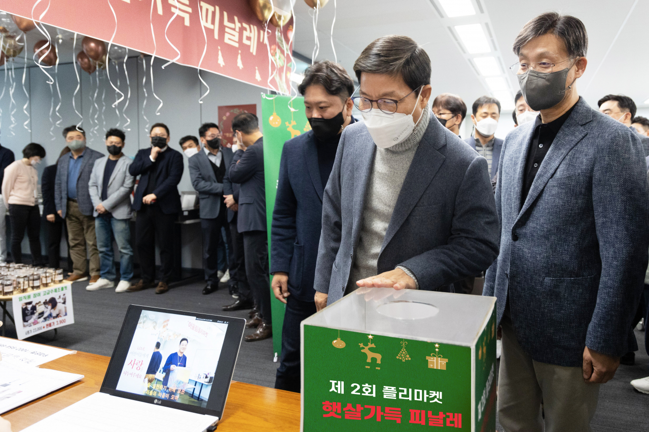 서재환 금호건설 대표이사(가운데), 조완석 금호건설 부사장(오른쪽)을 비롯한 금호건설 임직원들이 9일 서울 종로구 공평동 금호건설 본사에서 열린 플리마켓 ‘햇살가득 피날레’ 행사에 참여하고 있다. [금호건설 제공]