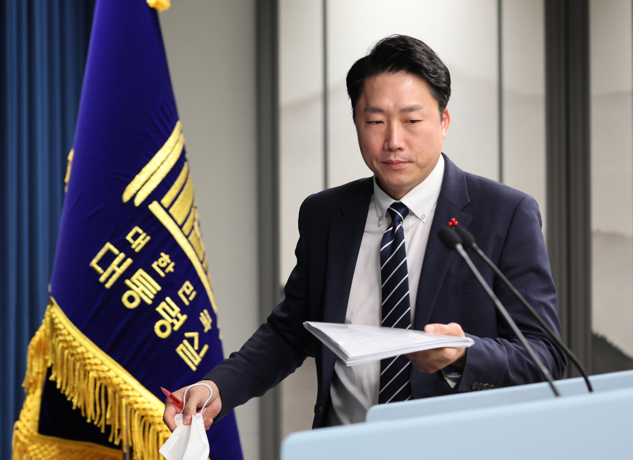이재명 대통령실 부대변인이 12일 오후 서울 용산 대통령실 청사에서 윤석열 대통령의 국무총리 주례회동 발언, 이상민 행정안전부 장관에 대한 국회의 해임건의에 대한 대통령실 입장 등에 대해 브리핑을 하기 위해 브리핑룸으로 들어서고 있다. [연합]