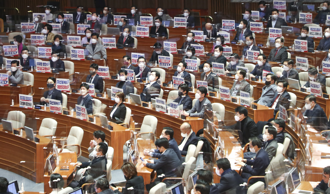 국민의힘 의원들이 11일 오전 서울 여의도 국회에서 열린 본회의에서 이상민 행정안전부 장관 해임 건의안 처리에 항의하는 피켓을 들고 있다. [연합]