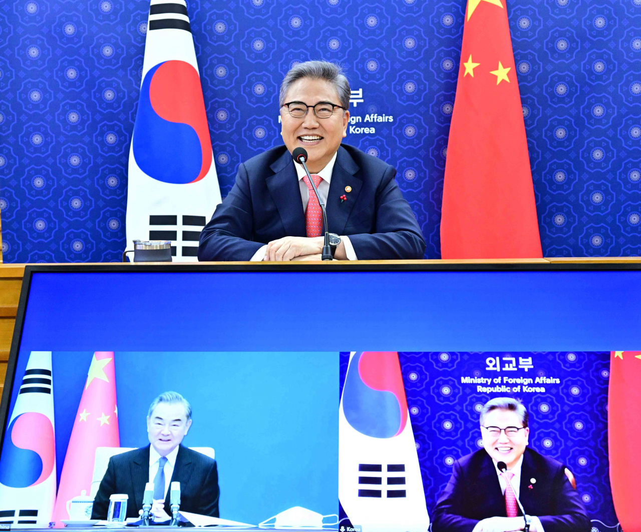 박진 외교부 장관이 12일 오후 왕이 중국 국무위원 겸 외교부장과 화상회담을 하고 있다. [외교부 제공]
