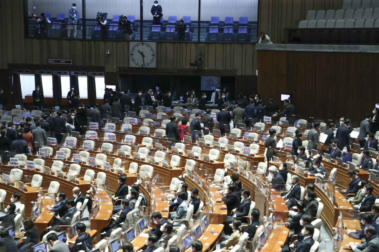 Members of the People Power Party exit the plenary session held at the National Assembly in Yeouido, Seoul on Sunday, protesting the vote on the proposal to dismiss Interior Minister Lee Sang-min. (Yonhap)