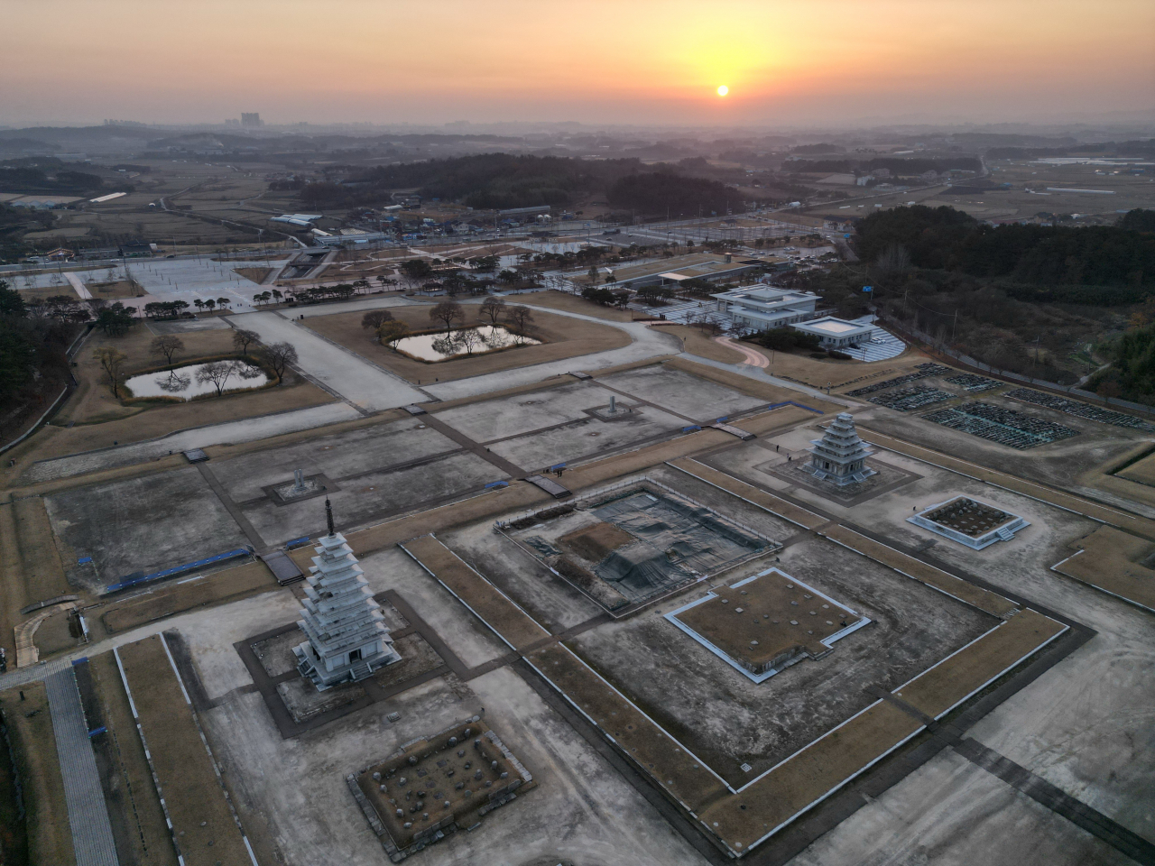 익산 미륵사지의 석양. 무왕은 미륵의 세상, 백제대제국의 부활을 도모하며 미륵사를 지었다.