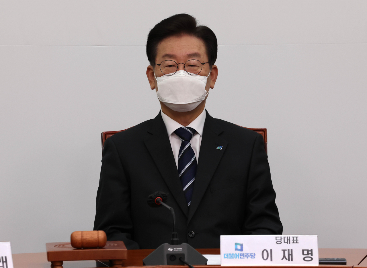 더불어민주당 이재명 대표가 12일 국회 대표실에서 열린 최고위원회의에 참석해 자리에 앉아 있다. 연합뉴스