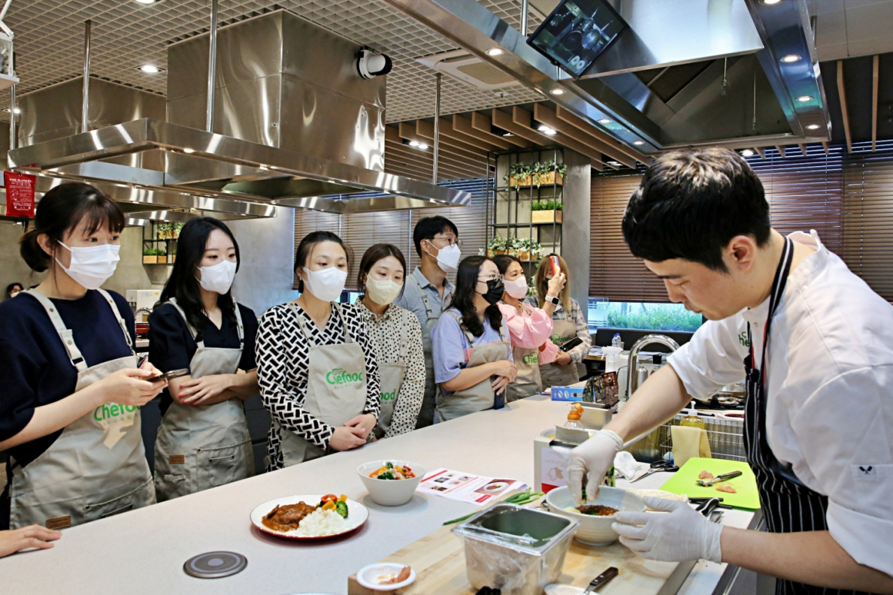 제2회 ‘쉐푸드(Chefood) 쿠킹클래스’를 진행하는 모습. [롯데제과 제공]