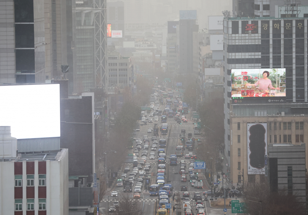 This photo taken on Tuesday shows central Seoul blanketed in fine dust. (Yonhap)