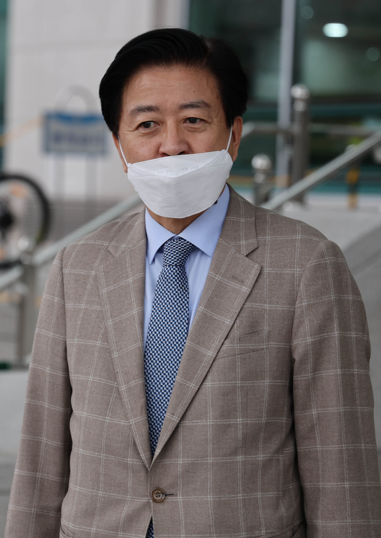 검찰이 사업가에게 뇌물 6000만원과 불법 정치자금을 수수한 혐의로 구속영장을 청구한 더불어민주당 노웅래 의원이 12일 의원회관을 떠나기 위해 차를 기다리고 있다. [연합]