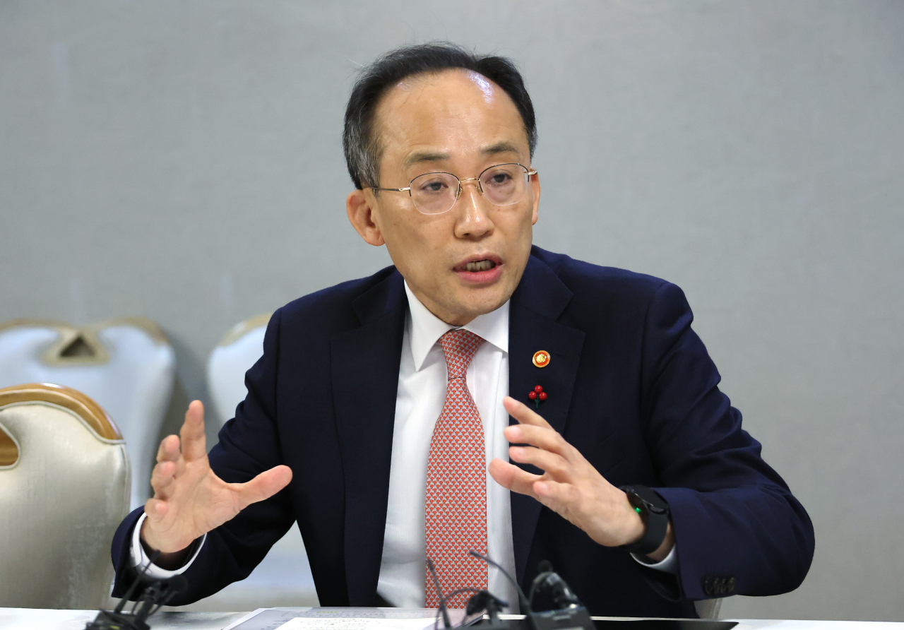 정부는 경제침체가 예상되는 내년 상반기 정부는 전체 예산 중 63%를 쏟아부어 경기를 부양하고 취약계층을 지원할 예정이었다. 역대 최대 수준의 조기집행 목표를 잡았다. 정상적으로 진행돼도 도전적인 과제인데, 국회 처리가 늦어지면서 난이도가 더 올랐다. 사진은 지난 9일 오후 정부서울청사에서 2023년 예산안 관련 기자간담회를 하고 있는 추경호 경제부총리 겸 기획재정부 장관. [연합]