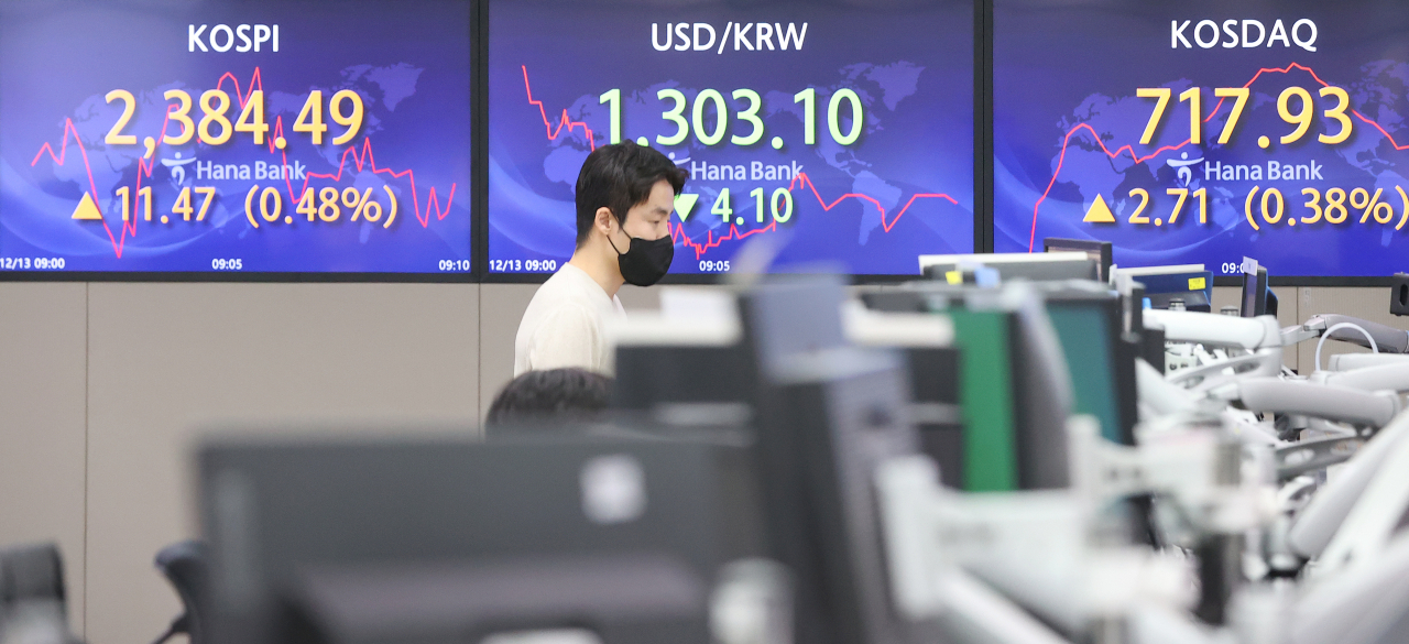 코스피가 전 거래일보다 12.03p(0.51%) 오른 2385.05로 시작한 13일 오전 서울 중구 하나은행 본점 딜링룸에서 딜러들이 업무를 보고 있다. 이날 원/달러 환율은 2.2원 내린 1305.0원, 코스닥지수는 2.42p(0.34%) 오른 717.64로 개장했다. 연합뉴스