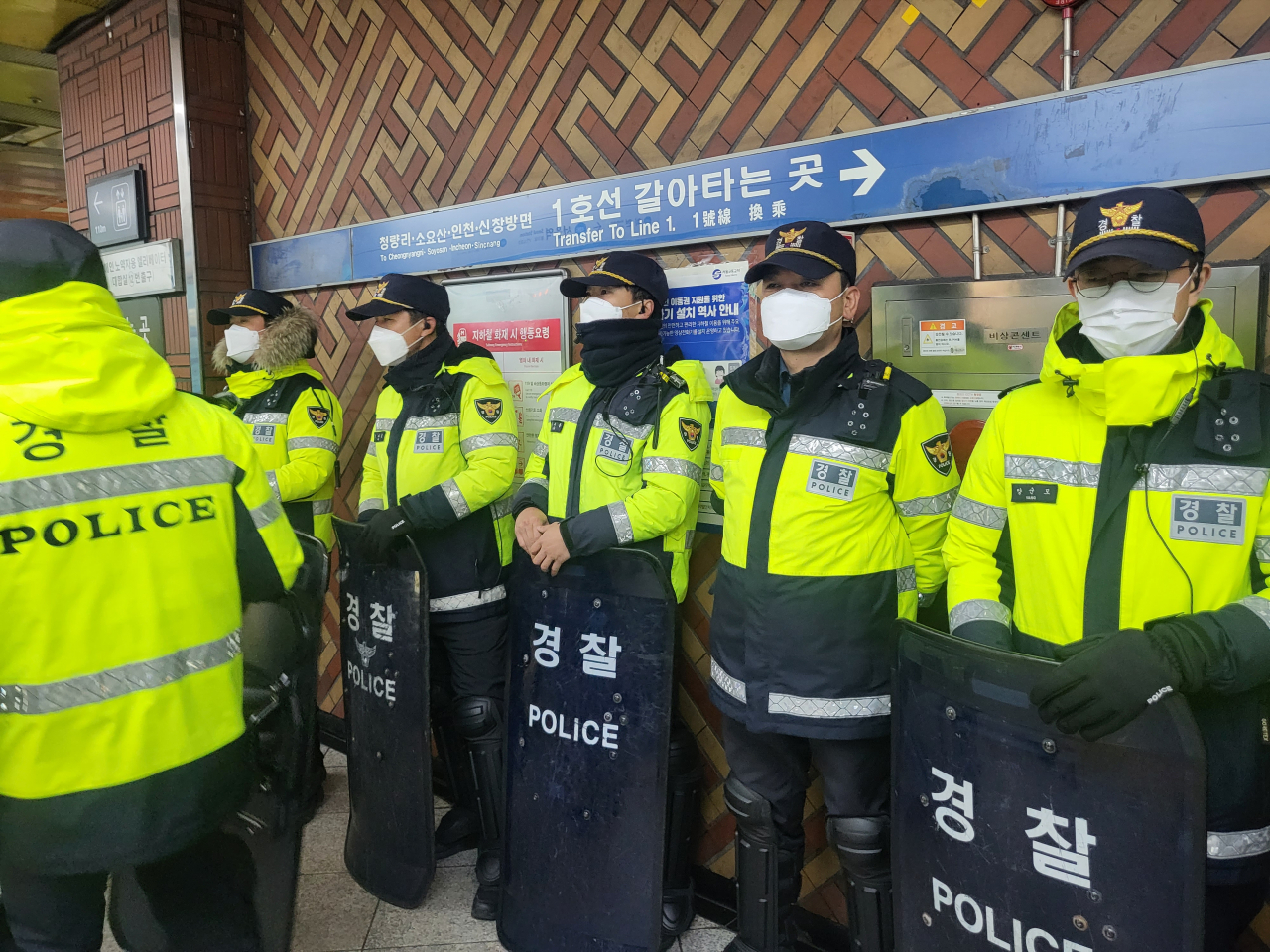 13일 전국장애인차별철폐연대의 선전전으로 서울역 승강장에 경찰 기동대 등 인력이 배치됐다. [박지영 기자/park.jiyeong@]