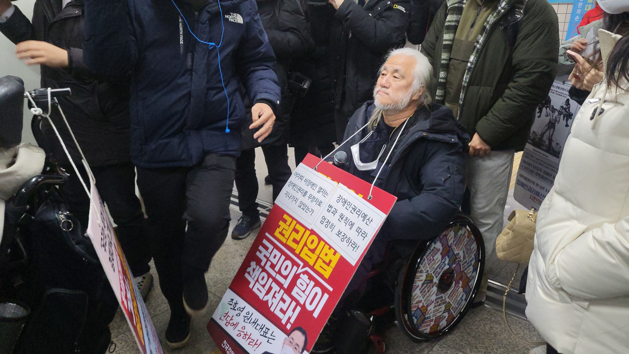 박경석 전국장애인차별철폐연대 대표가 13일 오전 8시 20분경 삼각지역에서 지하철에 탑승하고 있다. [박지영 기자/park.jiyeong@]