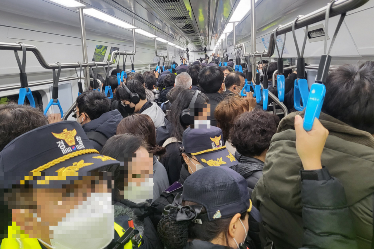 13일 오전 8시 20분경 전국장애인차별철폐연대의 247일차 선전전으로 지하철 안이 시민과 경찰, 서울교통공사 직원들로 붐비고 있다. [park.jiyeong@]