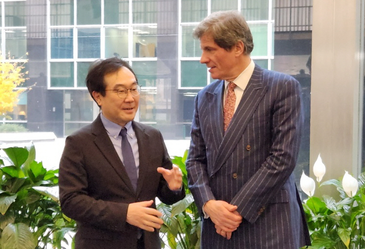 이도훈(왼쪽) 외교부 2차관과 호세 페르난데즈 미 국무부 경제차관은 12일(현지시간) ‘제7차 한미 고위급 경제협의회’(SED)를 갖고 미 인플레이션감축법(IRA) 관련 한국의 우려와 의견을 다루기 위한 논의를 지속하기로 했다. [외교부 제공]