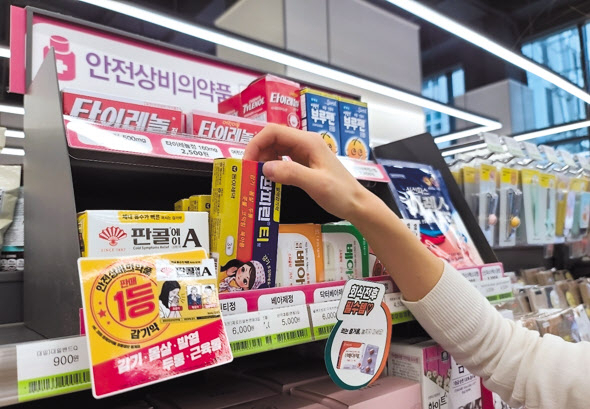 서울의 한 CU 편의점에서 안전상비의약품을 판매하는 모습. [CU 제공]