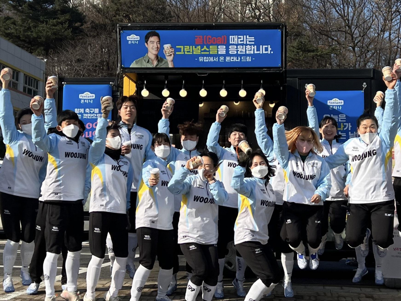 샘표는 10일 경기 안산에서 열린 ‘골 때리는 그린널스들’과 연예인 축구단 ‘FC루머’의 첫 친선경기에 응원 간식차를 보내 창단을 축하하고 선수들을 응원했다. 간식차 앞에서 ‘그린널스들’ 선수들이 기념촬영을 하고 있는 모습 [샘표 제공]