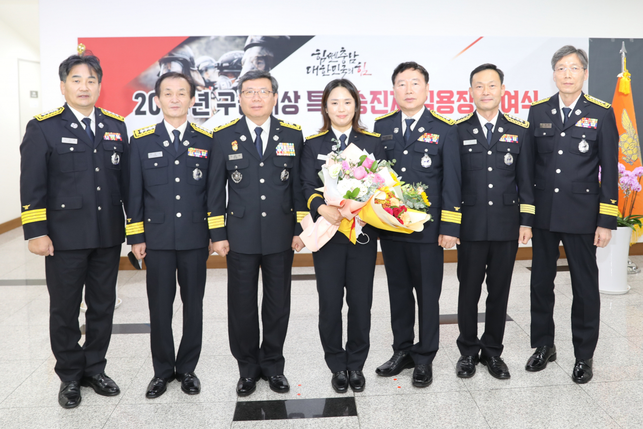 충남소방본부의 2022 생명보호 구급대상을 수상한 아산소방서 성민정 소방장(가운데)