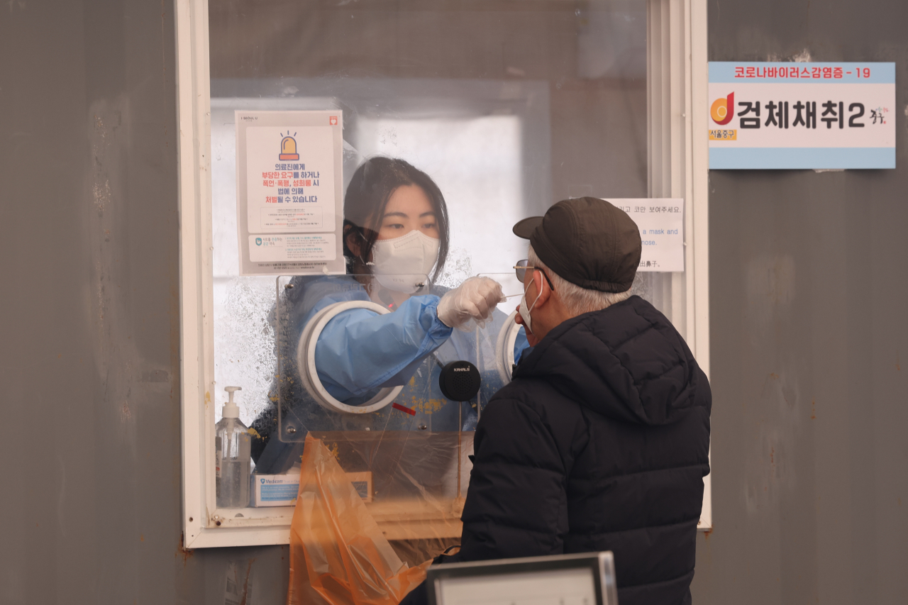임시 선별검사소에서 한 시민이 검사를 받고 있다. 연합뉴스