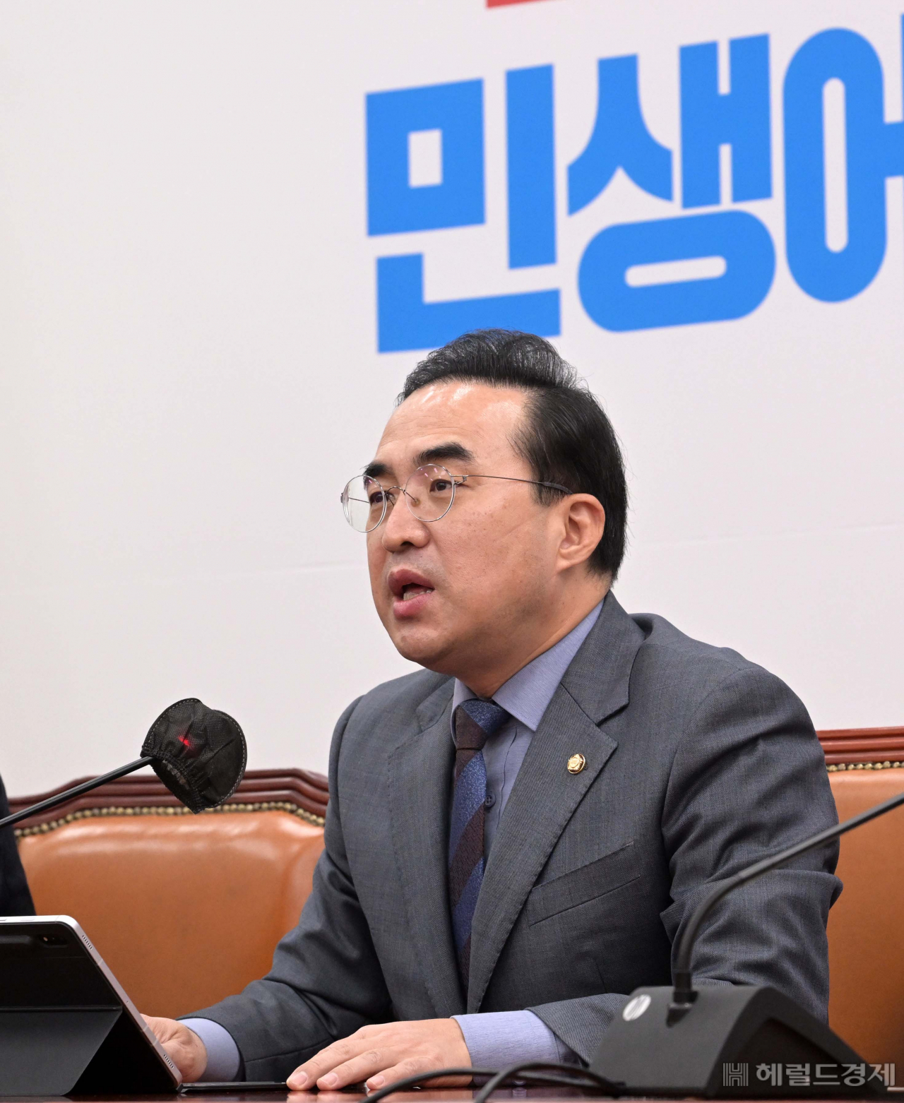 박홍근 더불어민주당 원내대표가 13일 오전 서울 여의도 국회에서 열린 원내대책회의에서 모두발언을 하고 있다. 이상섭 기자
