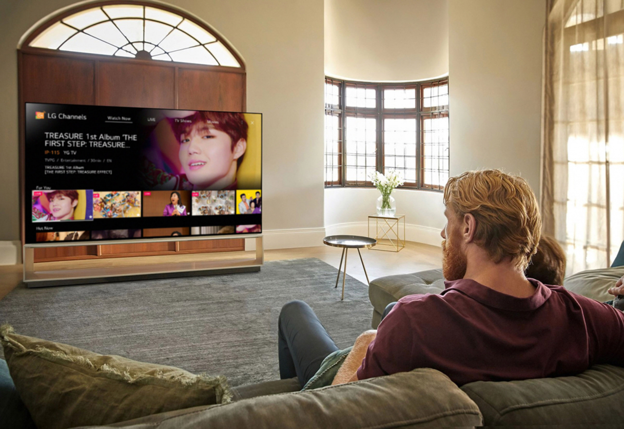 LG전자가 웹OS TV에서 무료로 콘텐츠를 제공하는 LG 채널 서비스를 지난해 말 25개국 1900여개 채널에서 현재 29개국 약 2900개 채널로 확대했다. LG 올레드 TV에서 LG 채널 서비스를 구동하는 모습. [LG전자 제공]