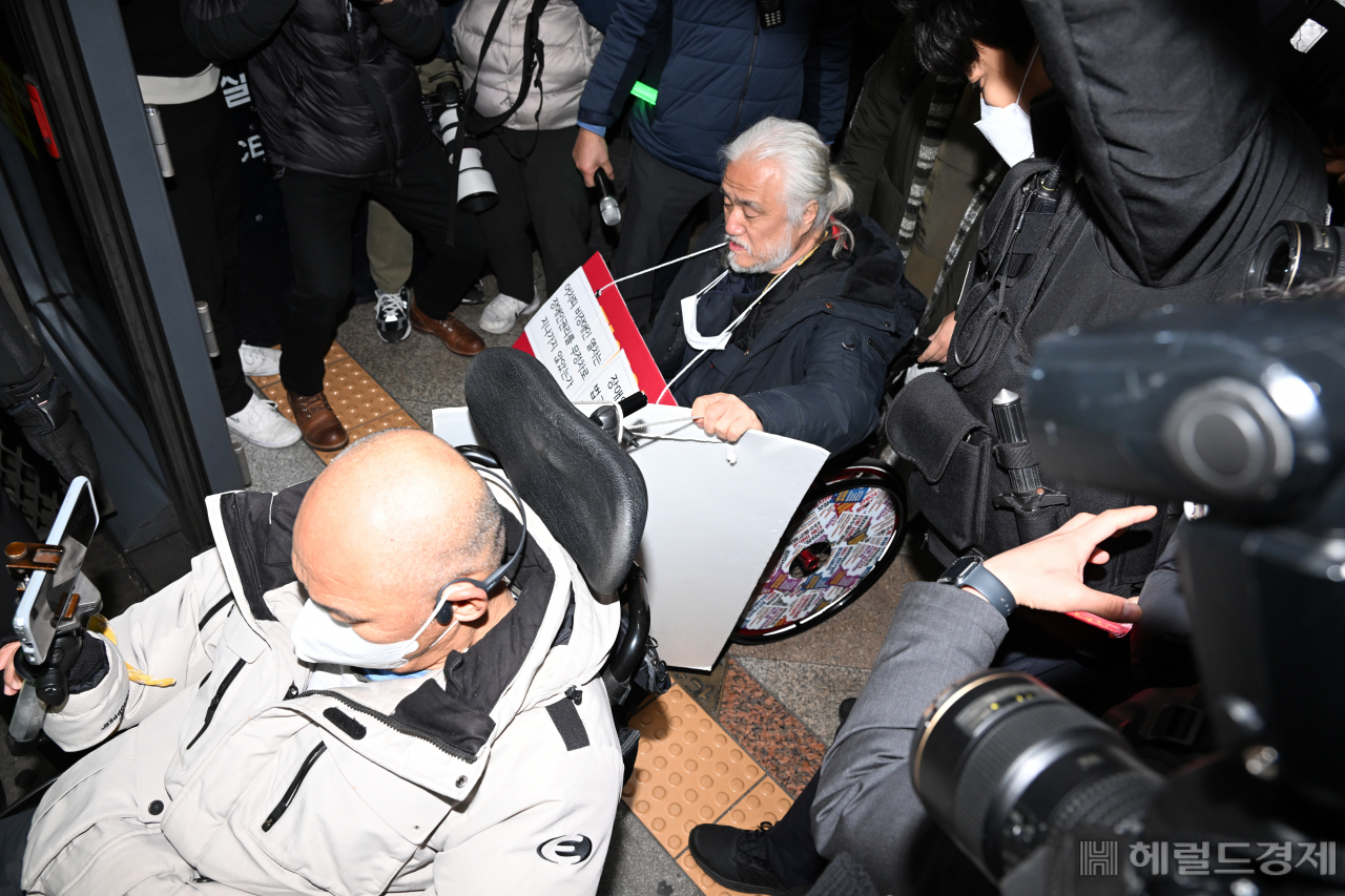 무정차 예고했지만, 이날은 예정대로 정상운행 하는 지하철.
