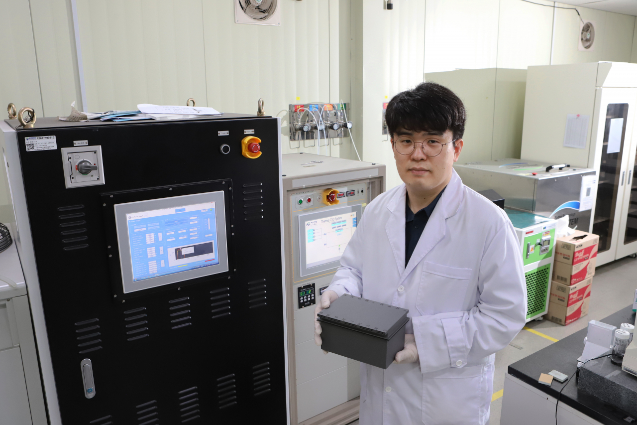 김광석 박사가 탄소섬유를 활용한 해상부력체 모형을 들어보이고 있다.[한국생산기술연구원 제공]