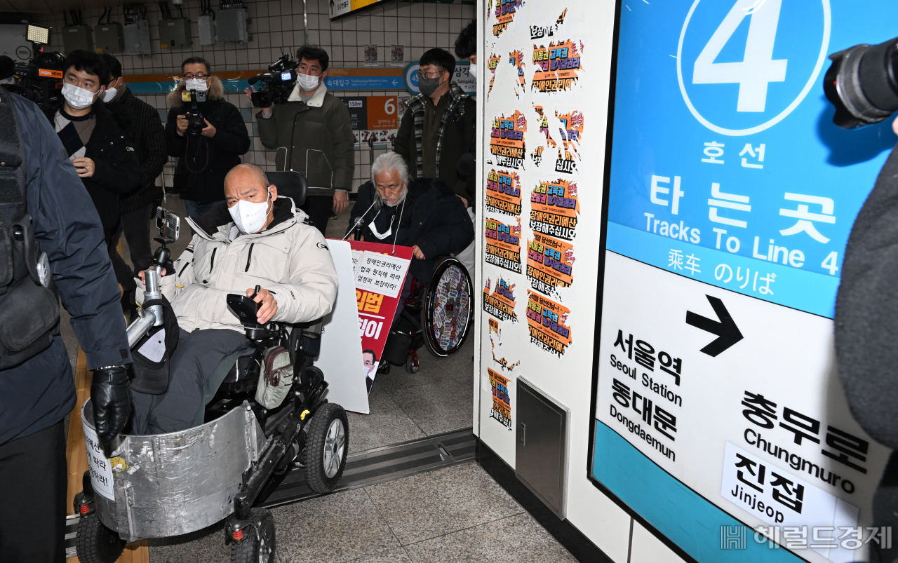 서울시는 전국장애인차별철폐연대(전장연)의 시위에 대해 13일부터 운행 혼잡시 지하철을 무정차 통과 시키기로 했다. 이날 서울 용산구 지하철4호선 삼각지역 승강장에서 전장연 관계자들이 장애인 권리 예산 확보를 위한 지하철 타기 선전전을 진행하고 있다. 임세준 기자