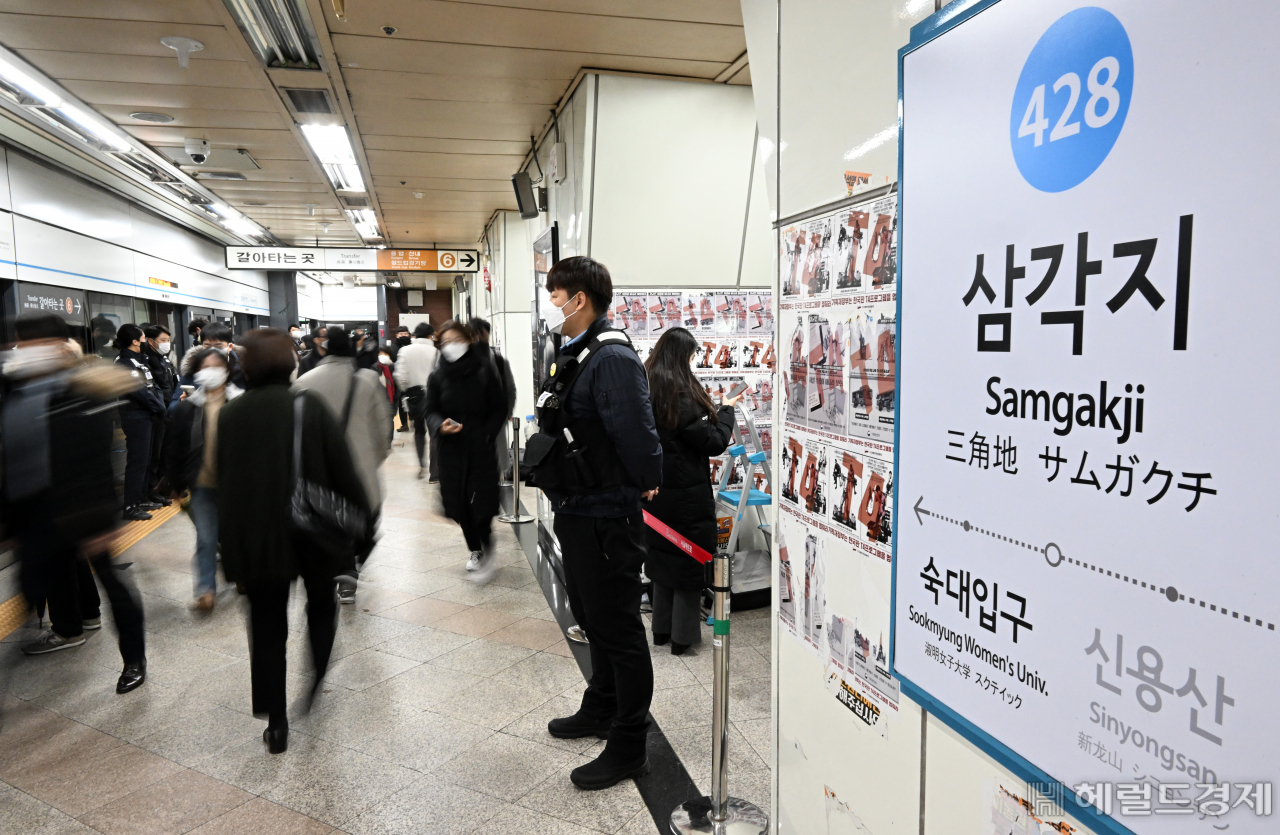 연일 이어지는 시위 속 지하철 이용하는 시민들의 불편이 점차 가중되고 있다.