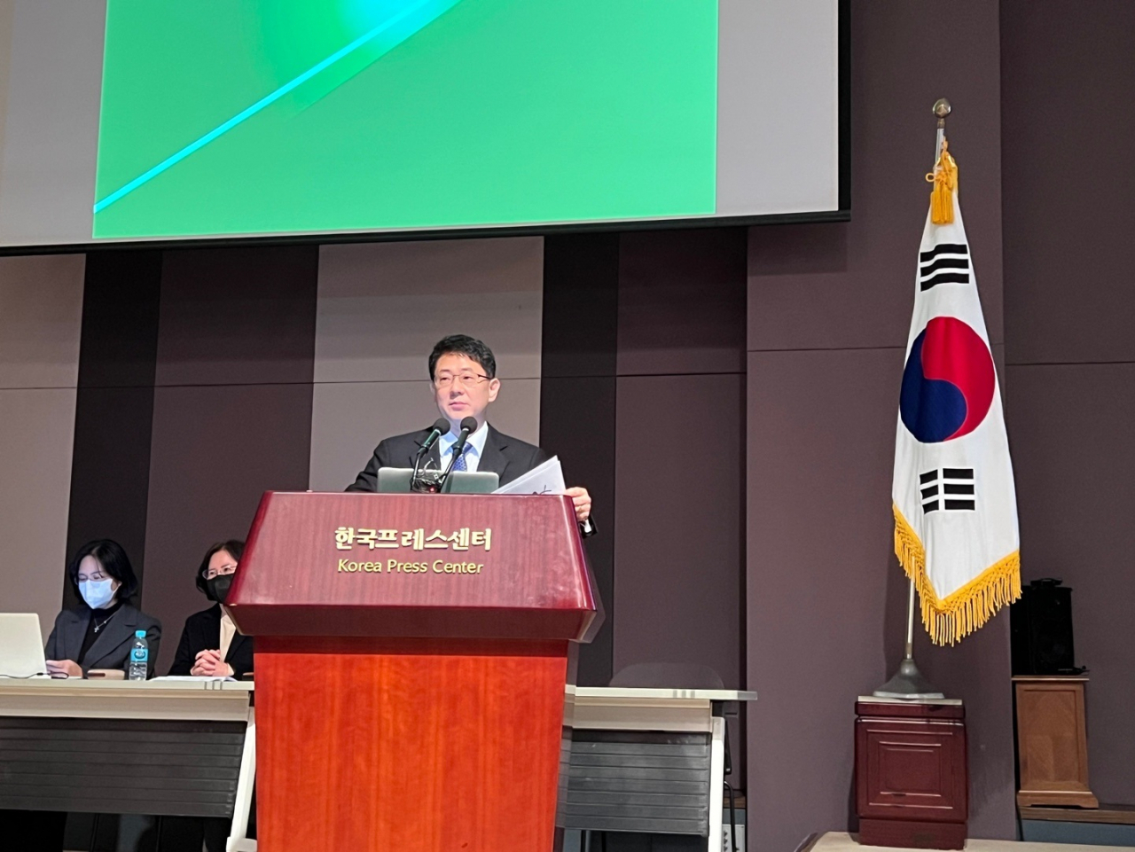 김재경 신라젠 대표가 13일 서울 프레스센터에서 열린 기자간담회에서 인사말을 하고 있다[회사 제공]