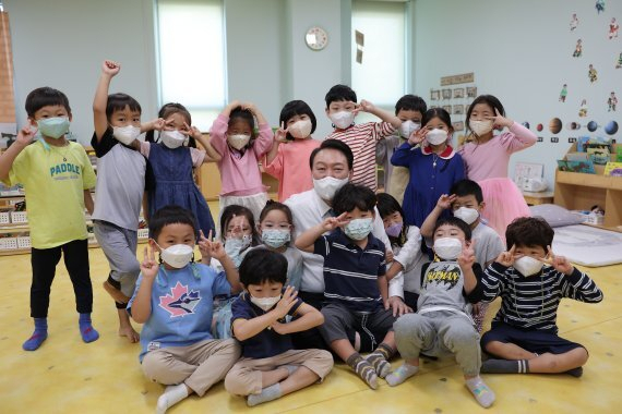 윤석열 대통령이 지난 9월 27일 세종시 도담동 아이누리어린이집을 방문해 아이들에게 옛 이야기를 들려주는 '이야기 할머니 프로그램'을 참관한 뒤 기념촬영을 하고 있다. [연합]