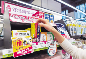 서울의 한 CU 편의점에서 안전상비의약품을 판매하는 모습. [CU 제공]