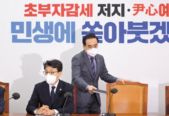 예산안과 행정안전부 해임건의안 등을 두고 여야 대치가 고조되면서 원내대표들의 표정도 비장해졌다. 국민의힘과 더불어민주당이 13일 국회에서 각각 원내대책회의를 열었다. 사진은 이날 오전 회의 주재를 위해 회의실에 들어선 주호영(위쪽사진) 국민의힘 원내대표와 박홍근 더불어민주당 원내대표. 이상섭 기자