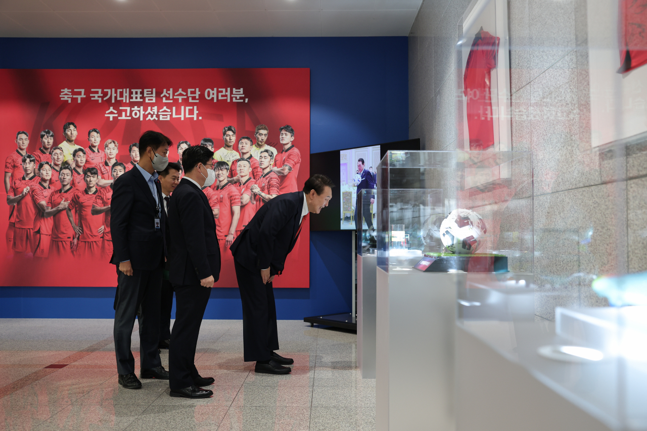 대통령실은 13일 카타르 월드컵 축구 국가대표팀의 기념사진 및 기념품 등을 용산 대통령실에 전시했다고 밝혔다. [대통령실 제공]