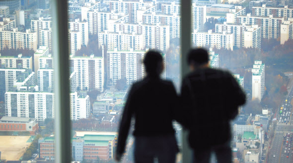 서울 송파구 롯데월드타워 전망대 서울스카이에서 바라본 서울 시내 아파트 모습. [연합]