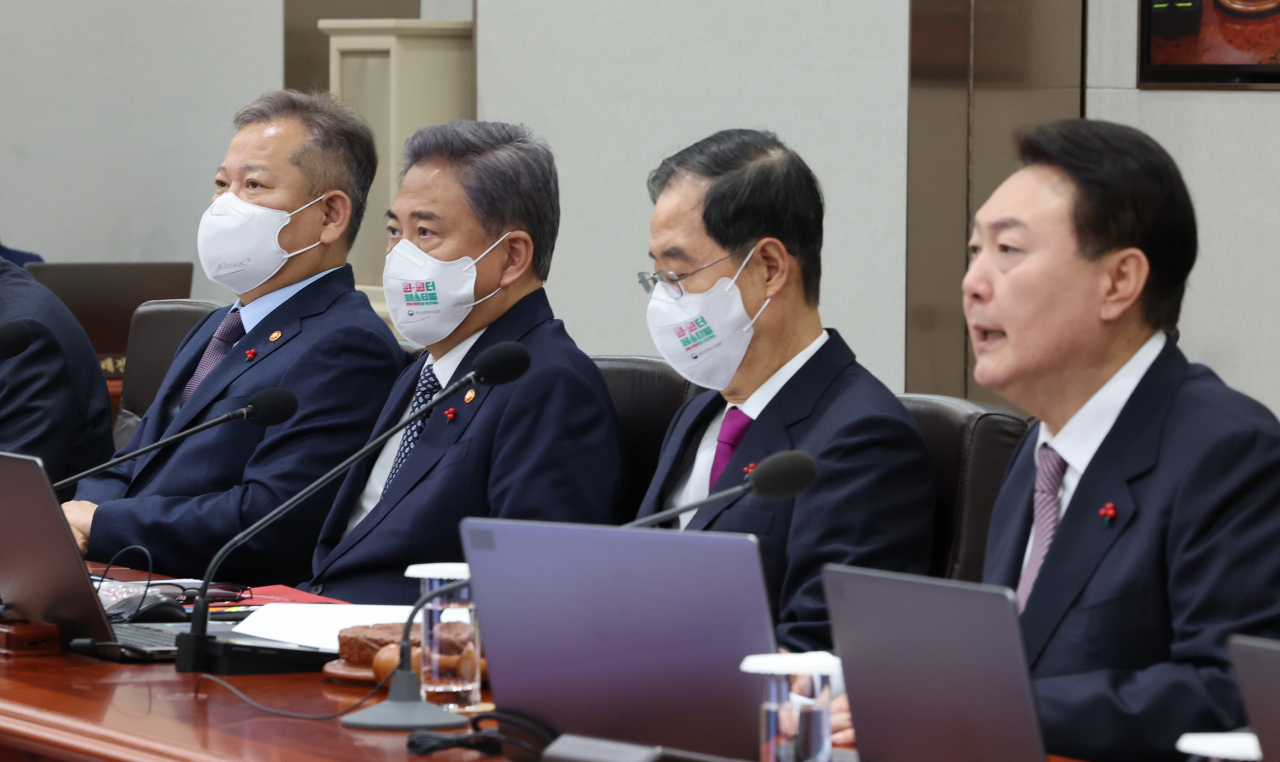 이상민 행정안전부 장관이 13일 오전 서울 용산 대통령실 청사에서 열린 국무회의에서 윤석열 대통령의 발언을 경청하고 있다. 왼쪽부터 이상민 행정안전부 장관, 박진 외교부 장관, 한덕수 국무총리, 윤 대통령. [연합]