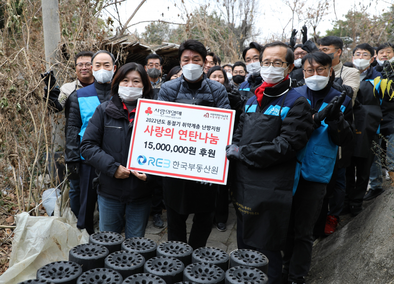 한국부동산원(오른쪽 손태락 원장)과 강대식 국회의원(가운데), 사랑의 연탄나눔운동(왼쪽 본부장 심미진)이 연탄나눔활동 전달식을 하고 있다. [한국부동산원 제공]
