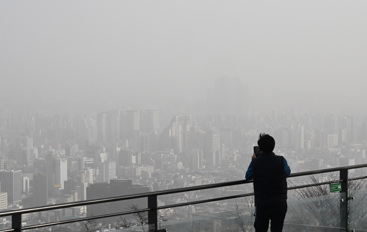 13일 서울 중구 남산에서 바라본 서울시내 일대가 미세먼지와 황사로 인해 뿌연 모습을 보이고 있다.[연합]