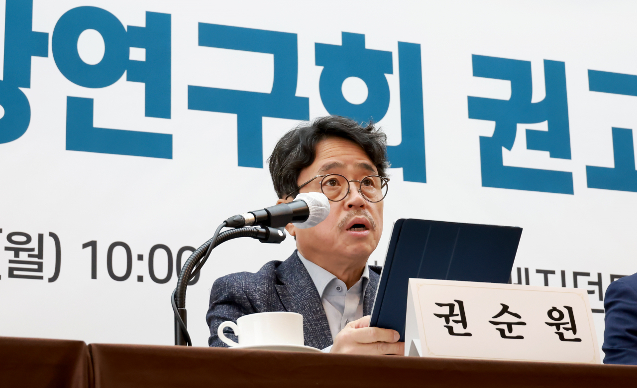 권순원 숙명여대 교수가 12일 서울 중구 프레지던트호텔에서 미래노동시장연구회 권고문을 발표하고 있다. [연합]