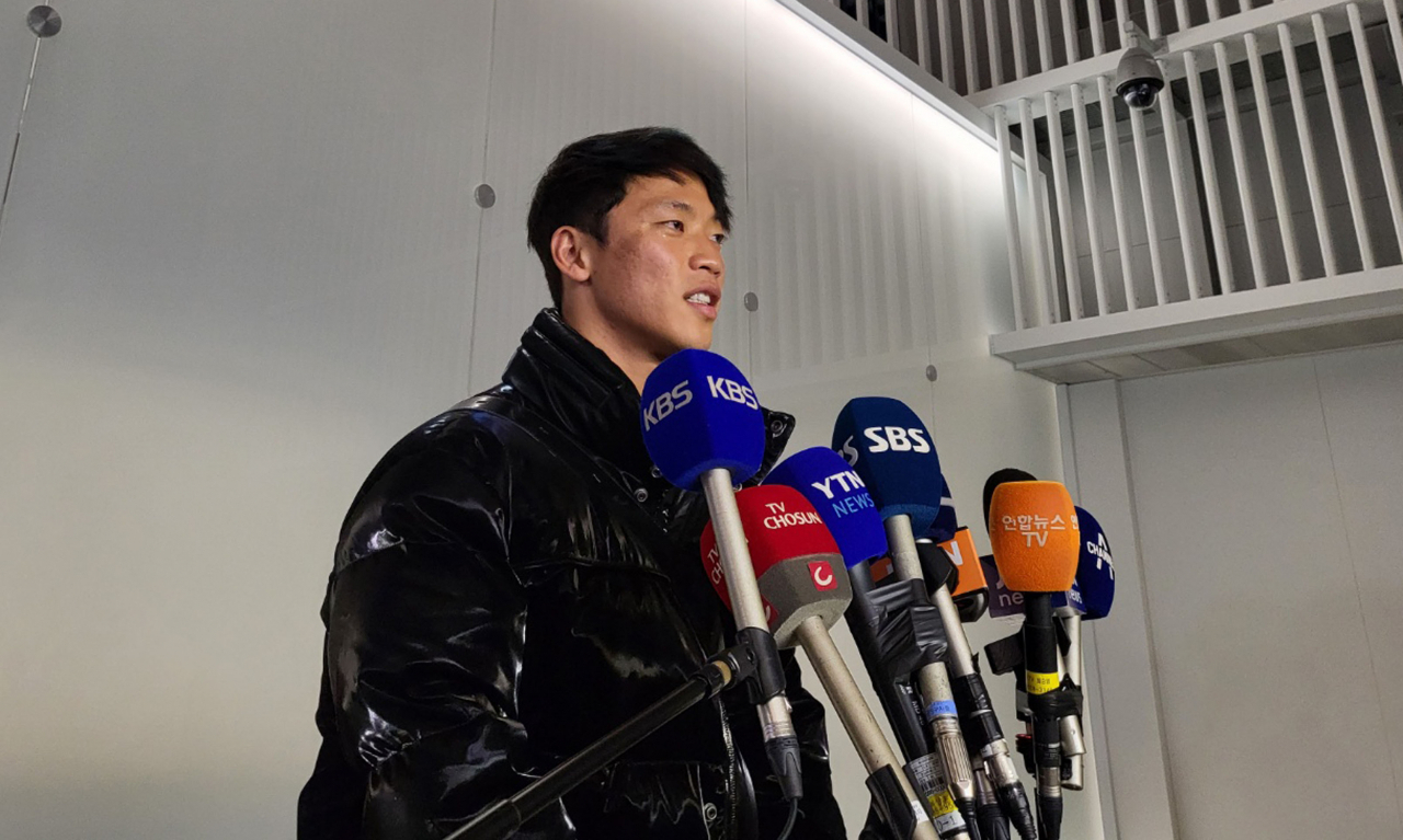 황희찬이 10일 오후 소속팀인 울버햄프턴으로 복귀하기 위해 검정색 생로랑파리 패딩을 입고 인천국제공항에서 인터뷰를 하고 있다. [연합]