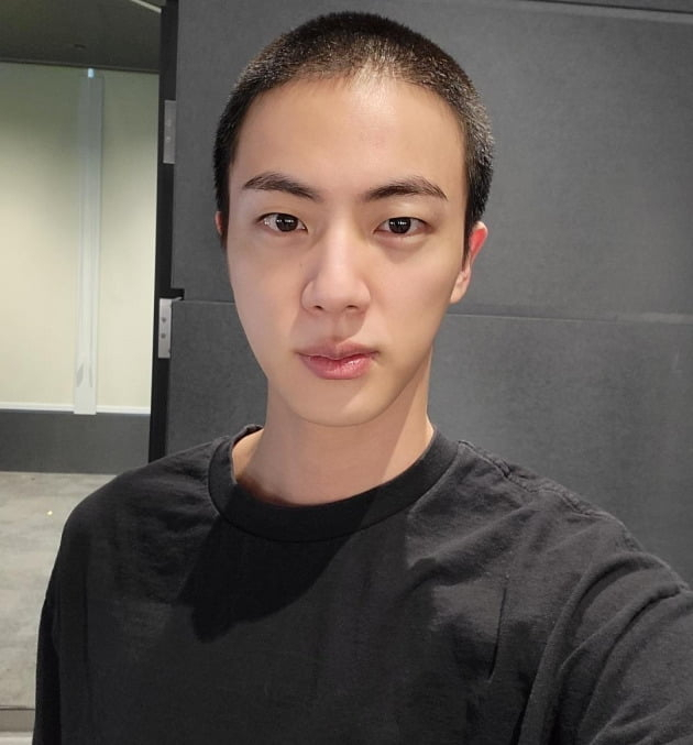 방탄소년단(BTS) 진이 13일 입대를 앞두고 머리를 짧게 자른 사진을 팬 커뮤니티 위버스에 지난 11일 공개했다. 팬 커뮤니티 위버스 캡처.