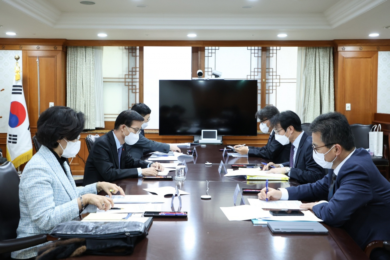 방문규 국무조정실장이 지난 13일 오후 정부서울청사에서 유럽연합(EU)의 탄소국경조정제도(CBAM) 대응현황 점검 회의를 주재하고 있다. [연합]