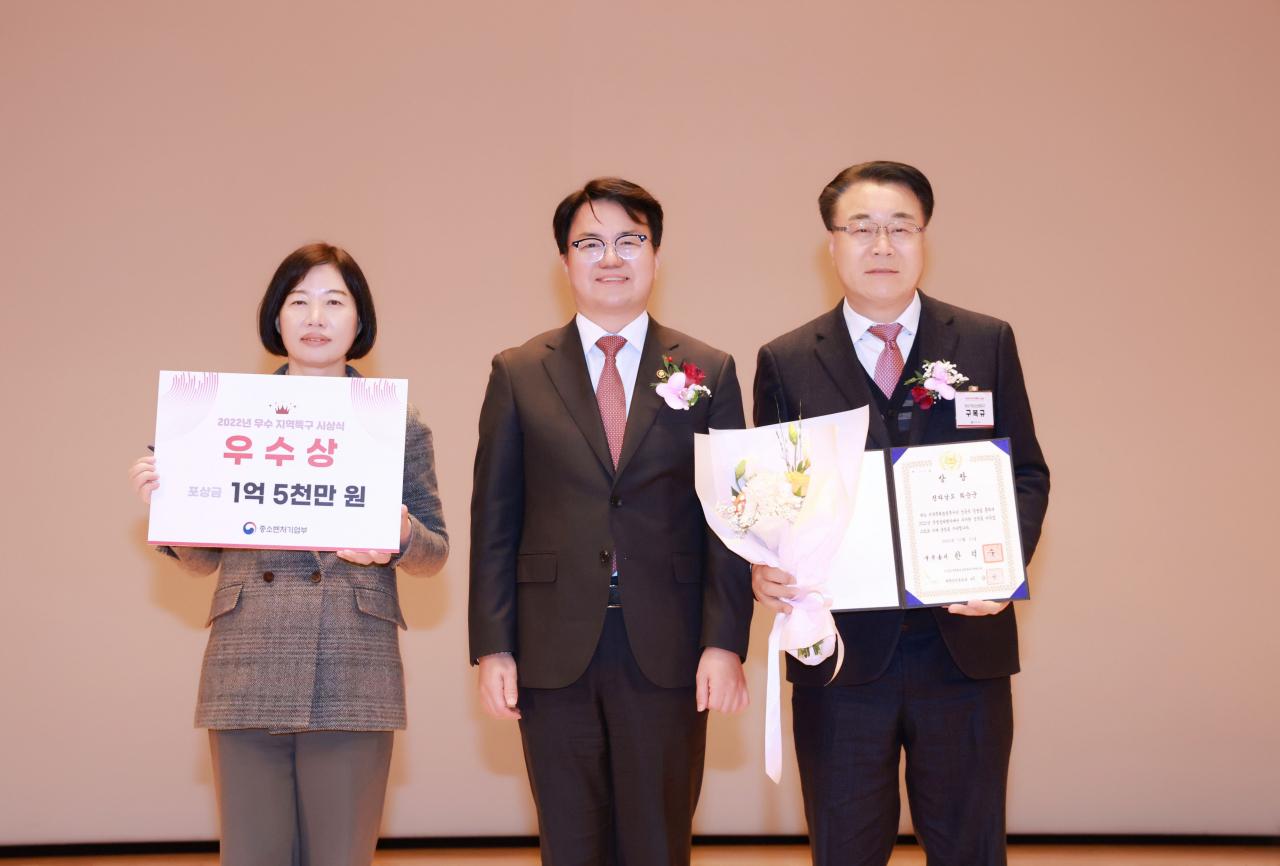 화순백신 특구 우수특구 선정(오른쪽 구복규군수)