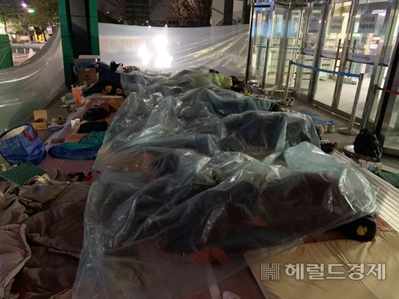순천만잡월드와 국가정원 직원들이 고용승계를 요구하며 6일째 시청 입구에서 노숙하며 시위를 벌이고 있다.